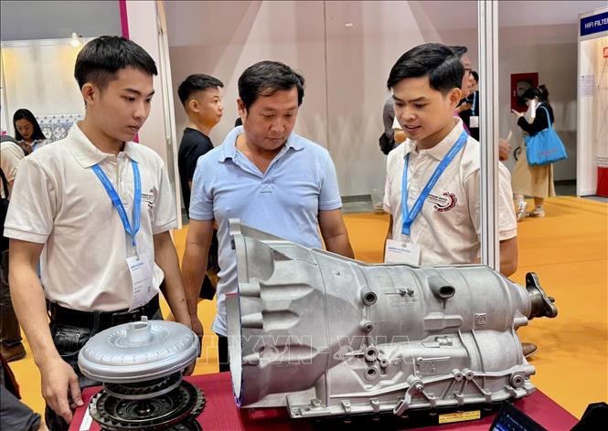 Doanh nghiệp giới thiệu sản phẩm mới tại chuỗi triển lãm. Ảnh: Mỹ Phương – TTXVN.