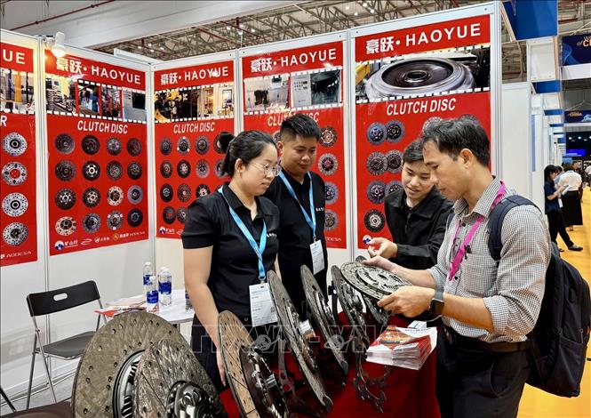 Người mua hàng tìm kiếm nguồn cung thiết bị tiêu chuẩn toàn cầu. Ảnh: Mỹ Phương – TTXVN.