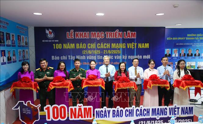 Cắt băng khai mạc Triển lãm. Ảnh: Giang Phương – TTXVN