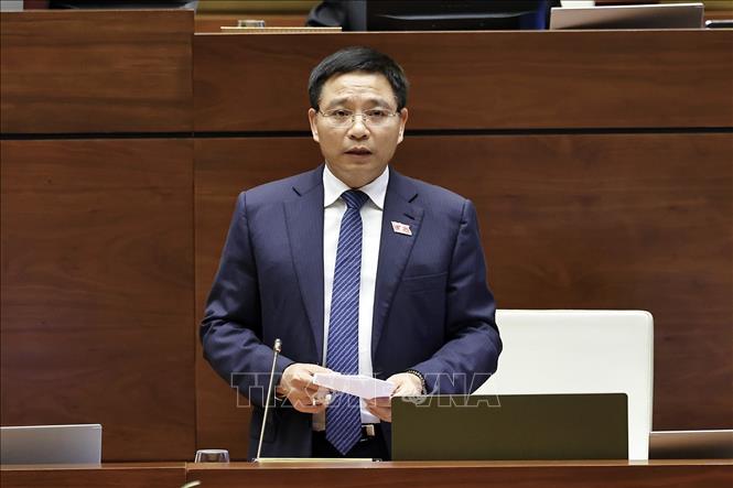 Bộ trưởng Bộ Tài chính Nguyễn Văn Thắng tiếp tục trả lời chất vấn. Ảnh: Doãn Tấn - TTXVN