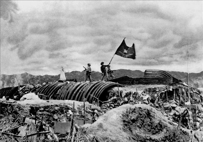 Hình ảnh Lá cờ “Quyết chiến - Quyết thắng” tung bay trên nóc hầm Tướng De Castries, 
chiều 7/5/1954 là hình ảnh biểu tượng của Chiến thắng lịch sử Điện Biên Phủ. Ảnh: Triệu Đại-TTXVN
