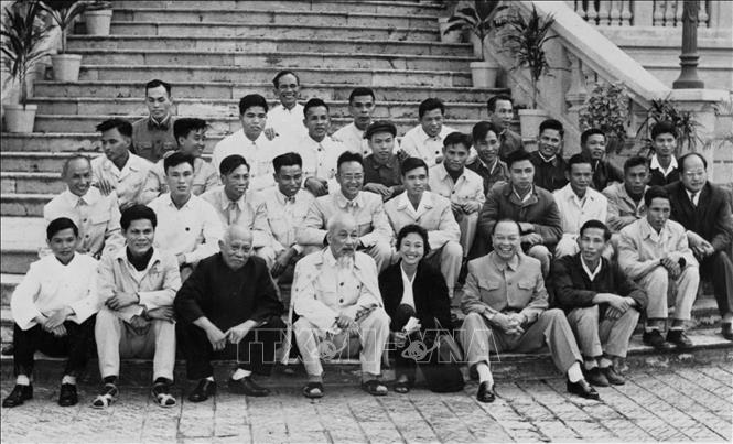 Chủ tịch Hồ Chí Minh, Phó Chủ tịch Tôn Đức Thắng và đồng chí Trường Chinh chụp ảnh lưu niệm với nhóm phóng viên báo chí phục vụ Đại hội lần thứ III của Đảng (9/1960). Ảnh: Tư liệu TTXVN