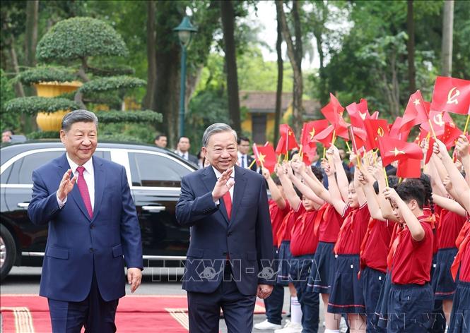 Báo chí Cách mạng Việt Nam thể hiện rõ vai trò trong việc tuyên truyền, phổ biến đường lối, chính sách của Đảng và Nhà nước, cập nhật thông tin nhanh chóng đến độc giả. Trong ảnh: Tổng Bí thư Tô Lâm đón Tổng Bí thư, Chủ tịch nước Trung Quốc Tập Cận Bình sang thăm chính thức Việt Nam (4/2025). Ảnh: Thống Nhất - TTXVN