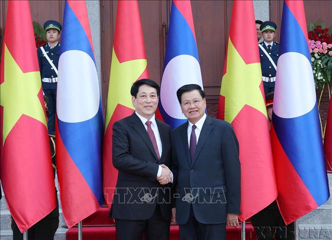 Tổng Bí thư, Chủ tịch nước Lào Thongloun Sisoulith chủ trì Lễ đón chính thức Chủ tịch nước Lương Cường thăm cấp Nhà nước tới CHDCND Lào (4/2025). Ảnh: Lâm Khánh – TTXVN