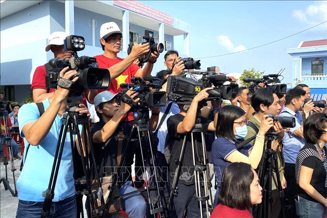 Phóng viên tác nghiệp trong chuyến công tác thăm, chúc tết cán bộ, chiến sĩ nhân dân và các lực lượng trên vùng biển Tây Nam. Ảnh: TTXVN phát