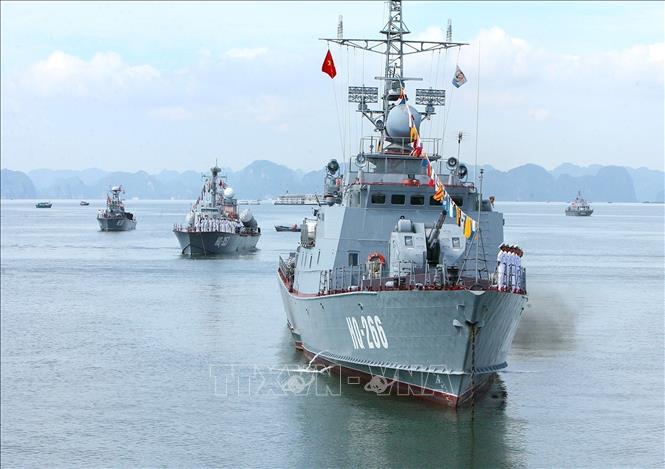 Nhiều công trình trọng điểm, các vấn đề an sinh xã hội, an ninh quốc phòng được phản ánh đến bạn đọc một cách nhanh chóng, chính xác. Trong ảnh: Quân chủng Hải quân tăng cường nhiều loại vũ khí, khí tài hiện đại đáp ứng yêu cầu, nhiệm vụ bảo vệ chủ quyền biển, đảo của Tổ quốc. Ảnh: TTXVN