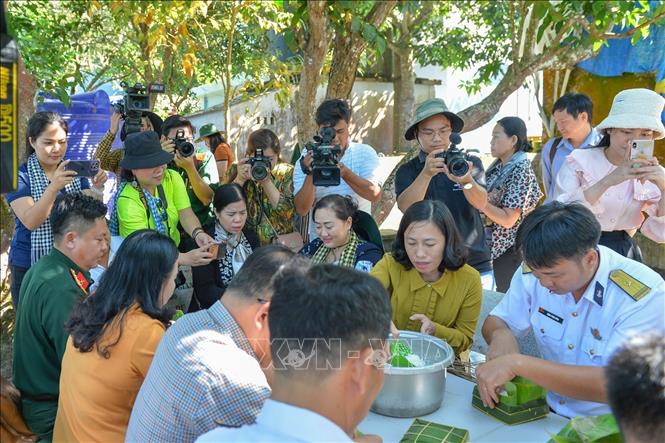 Phóng viên tác nghiệp tại Trạm ra đa 600, Trung đoàn 551, Vùng 5 Hải quân trên đảo Nam Du (Kiên Giang). Ảnh: TTXVN phát