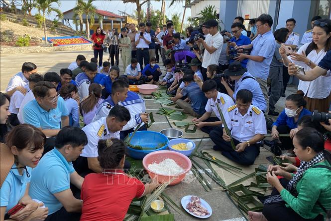 Phóng viên tác nghiệp tại Trạm ra đa 600, Trung đoàn 551, Vùng 5 Hải quân trên đảo Nam Du (Kiên Giang). Ảnh: TTXVN phát