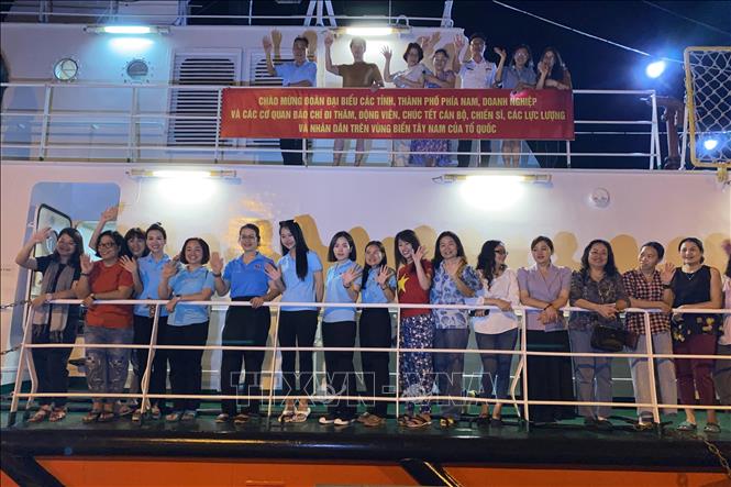 Các đại biểu và phóng viên lên Tàu 924 đi thăm, chúc Tết cán bộ, chiến sĩ và nhân dân trên vùng biển Tây Nam. Ảnh: TTXVN phát