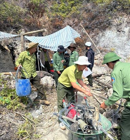 Lực lượng chức năng tạm giữ, xử lý các máy móc, trang thiết bị tại một hầm khai thác vàng trái phép. Ảnh: TTXVN phát