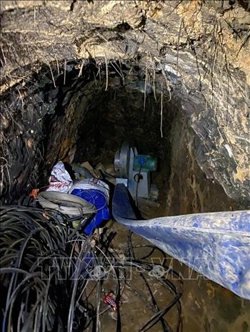 Dây diện và nhiều vật dụng được phát hiện trong hầm khai thác vàng trái phép. Ảnh: TTXVN phát