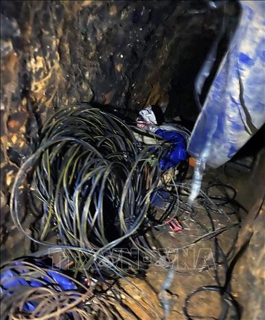 Dây diện và nhiều vật dụng được phát hiện trong hầm khai thác vàng trái phép. Ảnh: TTXVN phát