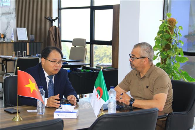 Vietnamese Trade Counsellor in Algeria Hoang Duc Nhuan (L) meets with Maâmar-Djellal Serandi, President of the Chamber of Commerce and Industry of Chenoua in Tipaza. VNA Photo: Trung Khánh