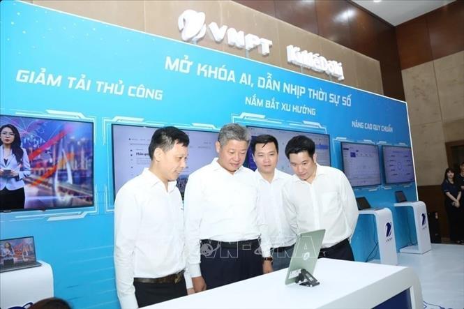 Cùng với sự phát triển như vũ bão của internet, điện thoại thông minh, thiết bị điện tử thông minh khác và nhu cầu sử dụng công nghệ của con người ngày một tăng cao đã mở ra xu hướng làm báo mới cho nền báo chí Việt Nam. Trong ảnh: Các đại biểu trải nghiệm không gian ứng dụng trí tuệ nhân tạo trong quản trị tòa soạn thông minh. Ảnh: TTXVN phát