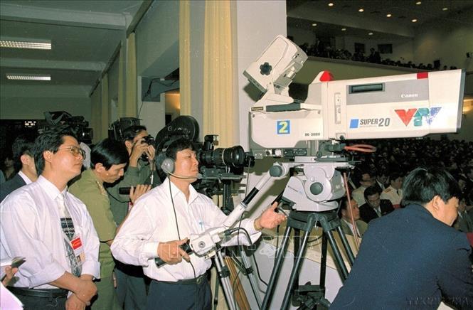 Tại các sự kiện lớn của đất nước, các nhà báo, phóng viên luôn tập trung đưa tin đầy đủ, chính xác diễn biến cũng như ý nghĩa của các sự kiện đến với công chúng. Trong ảnh: Các nhà báo, quay phim tác nghiệp tại Phiên khai mạc Đại hội đại biểu toàn quốc lần thứ IX Đảng Cộng sản Việt Nam. Ảnh: Xuân Tuân - TTXVN