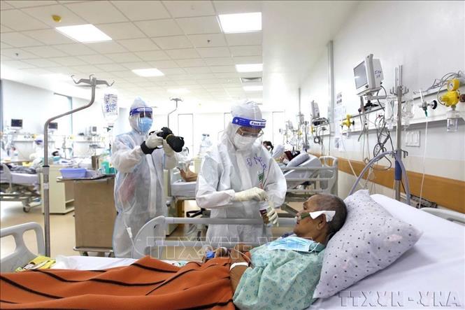 Đội ngũ nhà báo, phóng viên luôn sát cánh cùng lực lượng tuyến đầu chống dịch COVID–19, hoàn thành tốt nhiệm vụ tuyên truyền phòng, chống và chiến thắng đại dịch. Ảnh: TTXVN