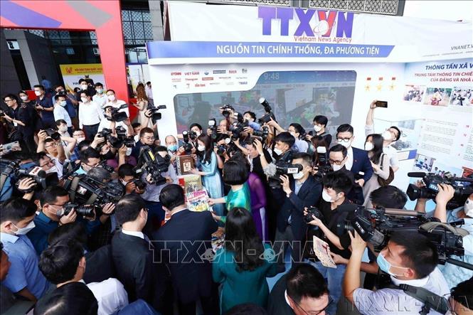Phóng viên đưa tin về Gian trưng bày của Thông tấn xã Việt Nam tại Hội Báo toàn quốc năm 2022. Ảnh: An Đăng-TTXVN