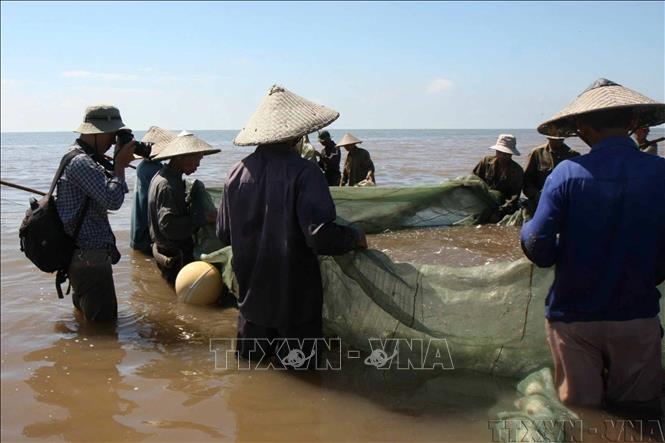 Các nhà báo, phóng viên luôn theo sát cuộc sống hàng ngày của người dân, ghi nhận những câu chuyện, phản ánh tâm tư, nguyện vọng của họ, góp phần truyền tải thông tin chính xác, kịp thời đến công chúng. Trong ảnh: Hình ảnh cuộc sống hàng ngày của ngư dân được phóng viên ghi lại tại huyện Giao Thủy, tỉnh Nam Định (2009). Ảnh: TTXVN
