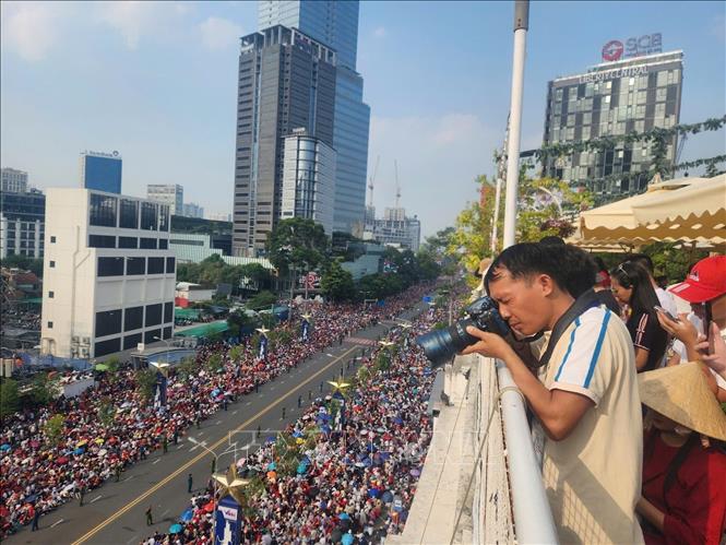 Đại lễ Kỷ niệm 50 năm giải phóng miền Nam, thống nhất đất nước được các nhà báo, phóng viên truyền tải nhanh chóng, đầy đủ đến độc giả trong và ngoài nước. Ảnh: TTXVN