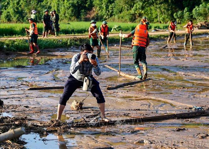 Phóng viên ghi lại hình ảnh hiện trường khu vực sạt lở đất ở làng Nủ, xã Phúc Khánh, huyện Bảo Yên, tỉnh Lào Cai (12/9/2024). Ảnh: TTXVN