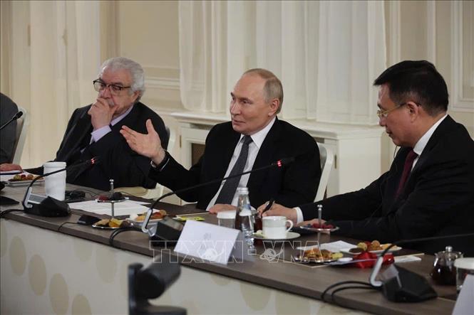 Tổng thống LB Nga Vladimir Putin trả lời phỏng vấn tại cuộc gặp với Trưởng đoàn đại biểu các hãng thông tấn OANA và đại diện cơ quan truyền thông lớn trên thế giới. Ảnh: Quang Vinh-PV TTXVN tại LB Nga