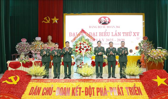 Thiếu tướng Nguyễn Hồng Thái, Phó Chính ủy Quân khu 2 (thứ 3, bên phải) chúc mừng lãnh đạo Sư đoàn 304 tại Đại hội. Ảnh: Hoàng Hùng - TTXVN