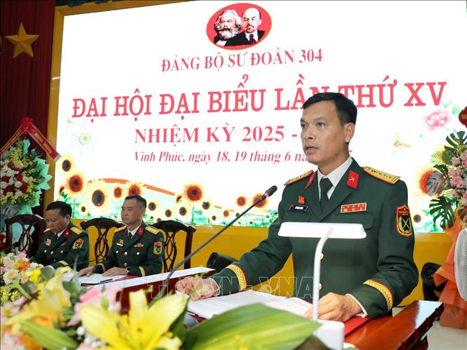 Bí thư Đảng ủy, Chính ủy Sư đoàn 304 Vũ Mạnh Hùng phát biểu khai mạc Đại hội. Ảnh: Hoàng Hùng -TTXVN
