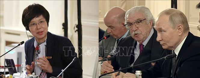 Tổng Giám đốc TTXVN Vũ Việt Trang đặt câu hỏi phỏng vấn Tổng thống Liên bang Nga Vladimir Putin. Ảnh: Quang Vinh-PV TTXVN tại LB Nga