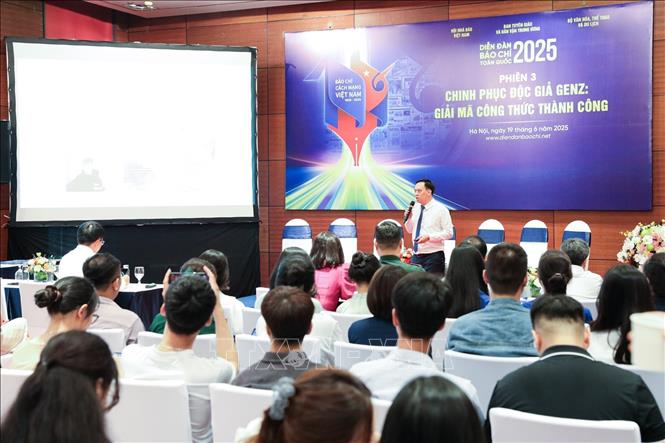 Giám đốc Trung tâm Phát triển Truyền thông Báo Nhân Dân, ông Ngô Việt Anh, phát biểu tham luận tại phiên 3 