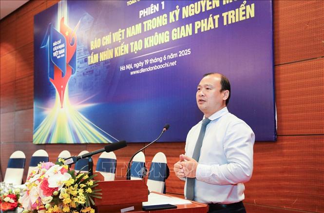 Thứ trưởng Thường trực Bộ Văn Hoá, Thể Thao và Du Lịch, ông Lê Hải Bình phát biểu tham luận tại phiên 1 