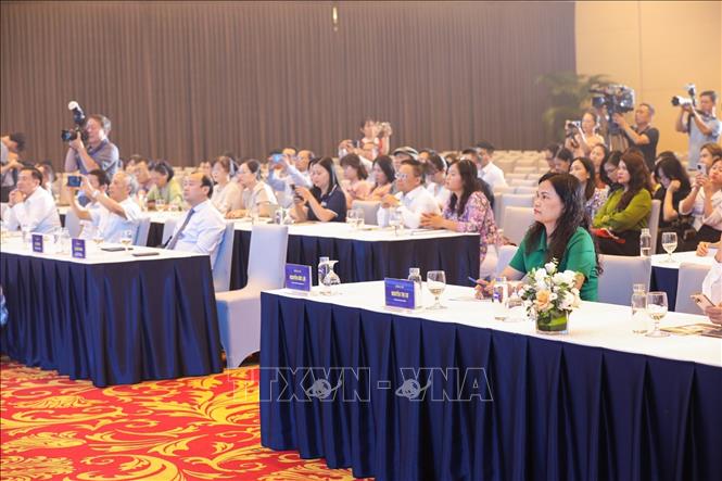 Phó Tổng giám đốc Thông tấn xã Việt Nam, bà Nguyễn Thị Sự, cùng các đại biểu tham dự phiên toàn thể 