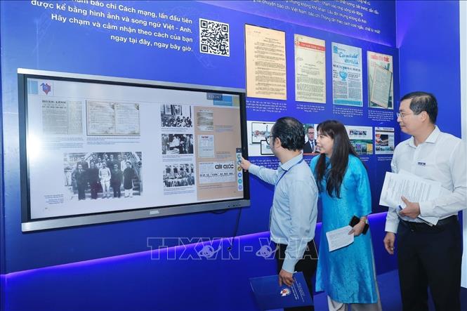 Ban tổ chức chấm điểm các gian trưng bày tại Hội báo toàn quốc 2025. Ảnh: Minh Quyết - TTXVN
