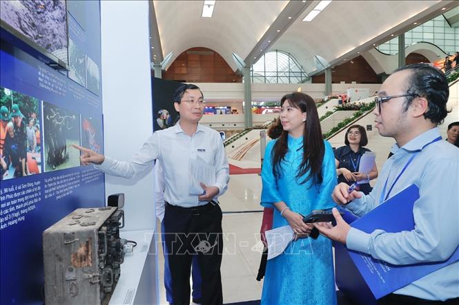 Ban tổ chức chấm điểm các gian trưng bày tại Hội báo toàn quốc 2025. Ảnh: Minh Quyết - TTXVN