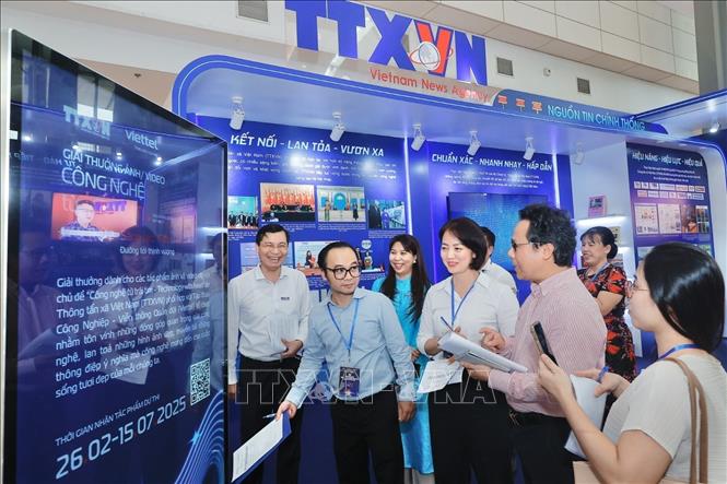 Ban tổ chức chấm điểm các gian trưng bày tại Hội báo toàn quốc 2025. Ảnh: Minh Quyết - TTXVN