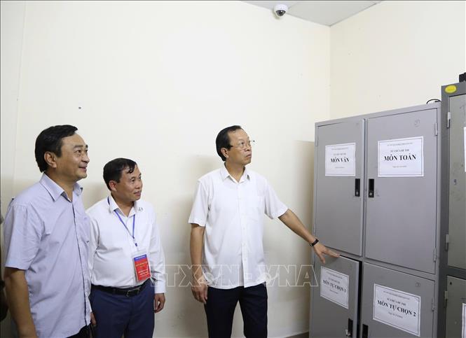 Thứ trưởng Bộ Giáo dục và Đào tạo Phạm Ngọc Thưởng (ngoài cùng bên phải) kiểm tra nơi bảo quản đề thi. Ảnh: Thanh Thương- TTXVN