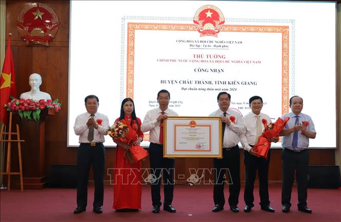 Lãnh đạo UBND tỉnh Kiên Giang trao Quyết định của Thủ tướng Chính phủ công nhận huyện Châu Thành đạt chuẩn Nông thôn mới. Ảnh: Văn Sĩ - TTXVN
