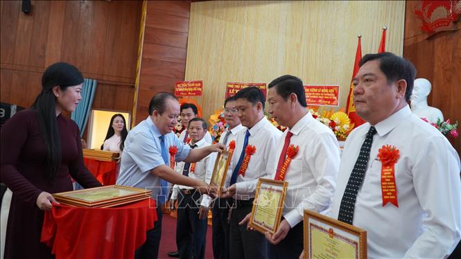 Phó Chủ tịch UBND tỉnh Kiên Giang Nguyễn Thanh Phong trao Bằng khen cho các tập thể, cá nhân. Ảnh: Văn Sĩ - TTXVN                             