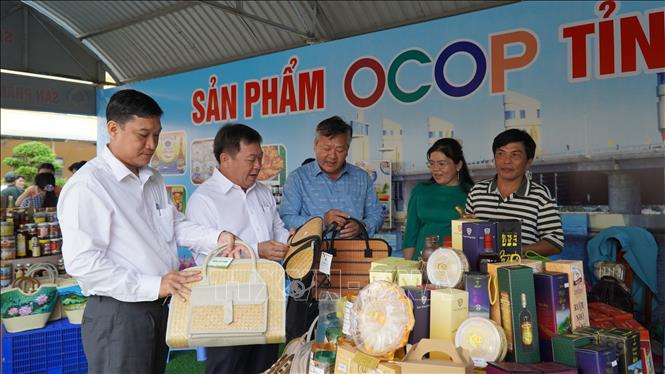 Lãnh đạo tỉnh Kiên Giang Lê tham quan gian hàng trưng bày sản phẩm OCOP của huyện Châu Thành. Ảnh: Văn Sĩ - TTXVN                               
