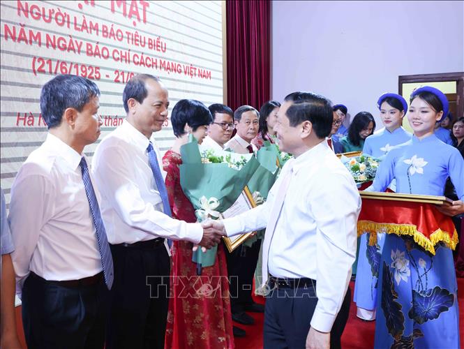 Đồng chí Lại Xuân Môn, Uỷ viên Trung ương Đảng, Phó Trưởng Ban Thường trực Ban Tuyên giáo và Dân vận Trung ương trao Bằng khen cho nhà báo Nguyễn Quang Hải, Trưởng Ban Biên tập Ảnh - TTXVN. Ảnh: Phương Hoa - TTXVN
