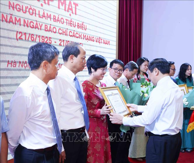 Đồng chí Lại Xuân Môn, Uỷ viên Trung ương Đảng, Phó Trưởng Ban Thường trực Ban Tuyên giáo và Dân vận Trung ương trao Bằng khen cho nhà báo Ninh Hồng Nga, Tổng Biên tập Báo Tin tức và Dân tộc (TTXVN). Ảnh: Phương Hoa - TTXVN