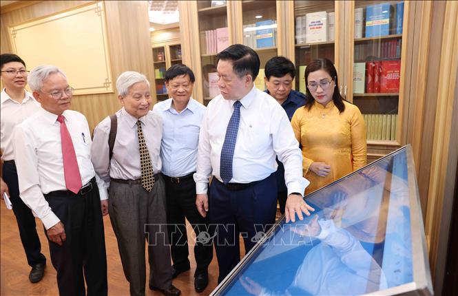 Trưởng Ban Tuyên giáo và Dân vận Trung ương Nguyễn Trọng Nghĩa và các đại biểu tham quan phòng thư viện Ban Tuyên giáo và Dân vận Trung ương. Ảnh: Phương Hoa - TTXVN
