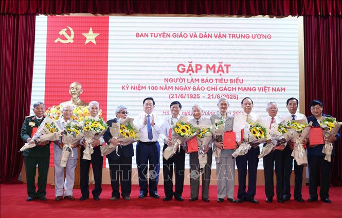 Trưởng Ban Tuyên giáo và Dân vận Trung ương Nguyễn Trọng Nghĩa trao quà tri ân cho các nhà báo tiêu biểu. Ảnh: Phương Hoa - TTXVN