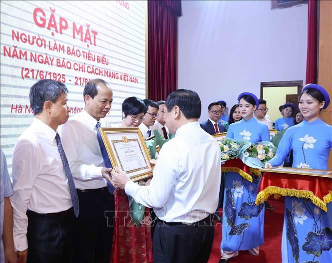 Đồng chí Lại Xuân Môn, Uỷ viên Trung ương Đảng, Phó Trưởng Ban Thường trực Ban Tuyên giáo và Dân vận Trung ương trao Bằng khen cho nhà báo Nguyễn Quang Hải, Trưởng Ban Biên tập Ảnh - TTXVN. Ảnh: Phương Hoa - TTXVN