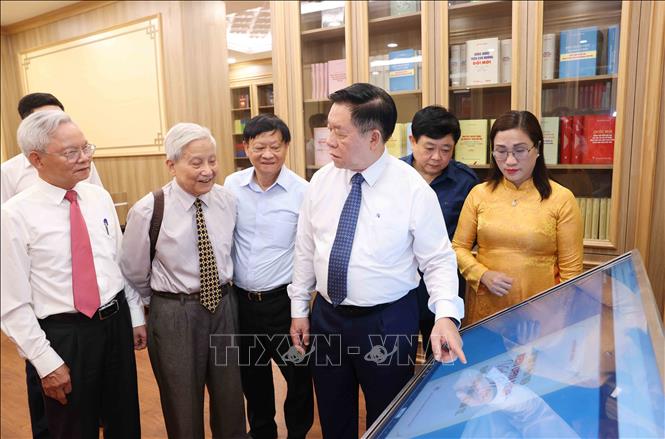 Trưởng Ban Tuyên giáo và Dân vận Trung ương Nguyễn Trọng Nghĩa và các đại biểu tham quan phòng thư viện Ban Tuyên giáo và Dân vận Trung ương. Ảnh: Phương Hoa - TTXVN
