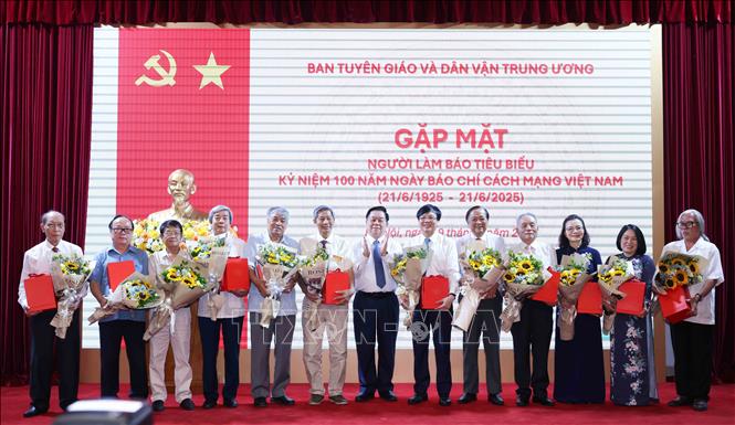 Trưởng Ban Tuyên giáo và Dân vận Trung ương Nguyễn Trọng Nghĩa trao quà tri ân cho các nhà báo tiêu biểu. Ảnh: Phương Hoa - TTXVN