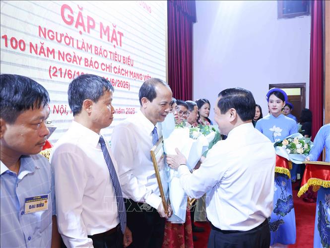 Đồng chí Lại Xuân Môn, Uỷ viên Trung ương Đảng, Phó Trưởng Ban Thường trực Ban Tuyên giáo và Dân vận Trung ương trao Bằng khen cho nhà báo Nguyễn Quang Hải, Trưởng Ban Biên tập Ảnh - TTXVN. Ảnh: Phương Hoa - TTXVN