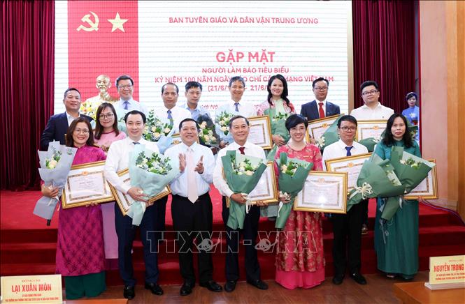 Đồng chí Lại Xuân Môn, Uỷ viên Trung ương Đảng, Phó Trưởng Ban Thường trực Ban Tuyên giáo và Dân vận Trung ương trao Bằng khen cho các nhà báo tiêu biểu. Ảnh: Phương Hoa - TTXVN