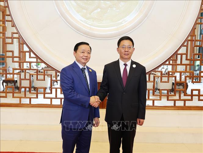 Phó Thủ tướng Trần Hồng Hà (trái) hội kiến Tỉnh trưởng tỉnh Vân Nam Vương Dư Ba. Ảnh: Công Tuyên-PV TTXVN tại Trung Quốc