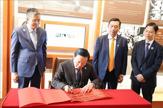 Phó Thủ tướng Trần Hồng Hà lưu bút tại Khu Di tích Lịch sử Chủ tịch Hồ Chí Minh tại Côn Minh, tỉnh Vân Nam (Trung Quốc). Ảnh: Công Tuyên-PV TTXVN tại Trung Quốc