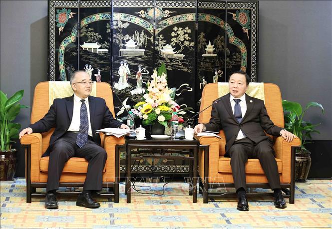 Phó Thủ tướng Trần Hồng Hà (phải) tiếp ông Cam Lâm, Chủ tịch Hội đồng quản trị Công ty Năng lượng Mê Công-Lan Thương. Ảnh: Công Tuyên-PV TTXVN tại Trung Quốc